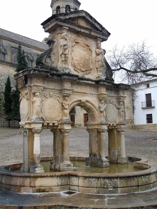 Place et fontaine Santa María