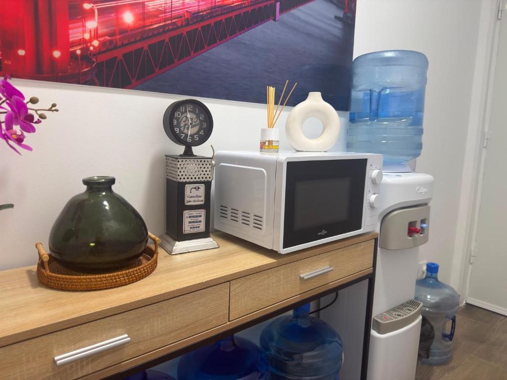 Microondas y dispensador de agua