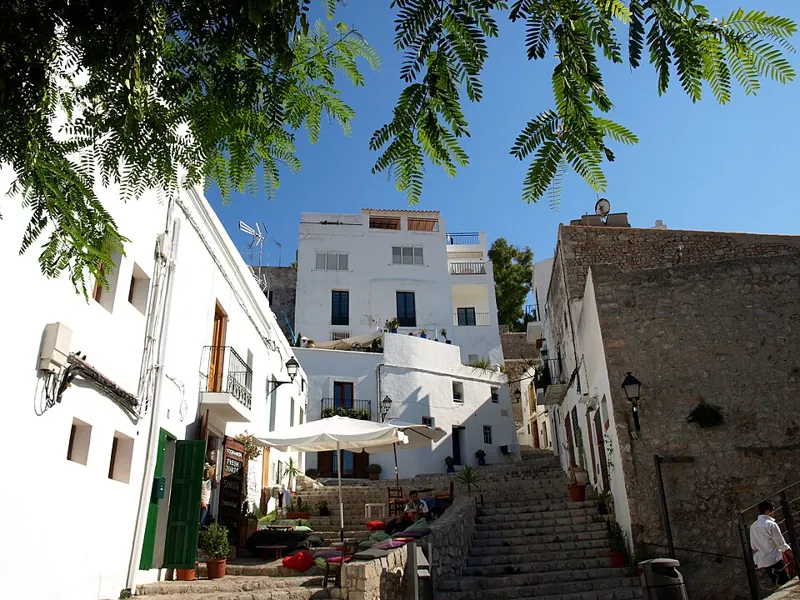 Rue de Dalt Vila · photographie de contexte, pas le Baluard de Sant Pere