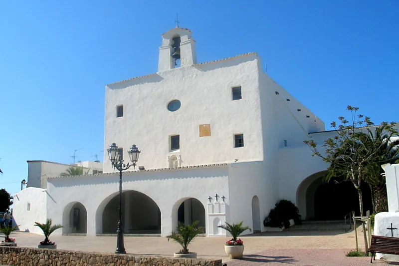 Sant Josep de sa Talaia · iglesia y plaza