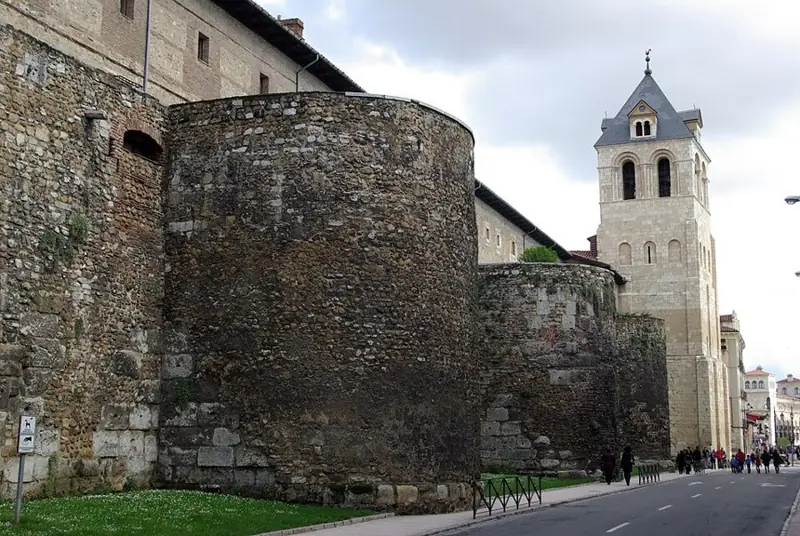 Murallas romanas · paseo exterior